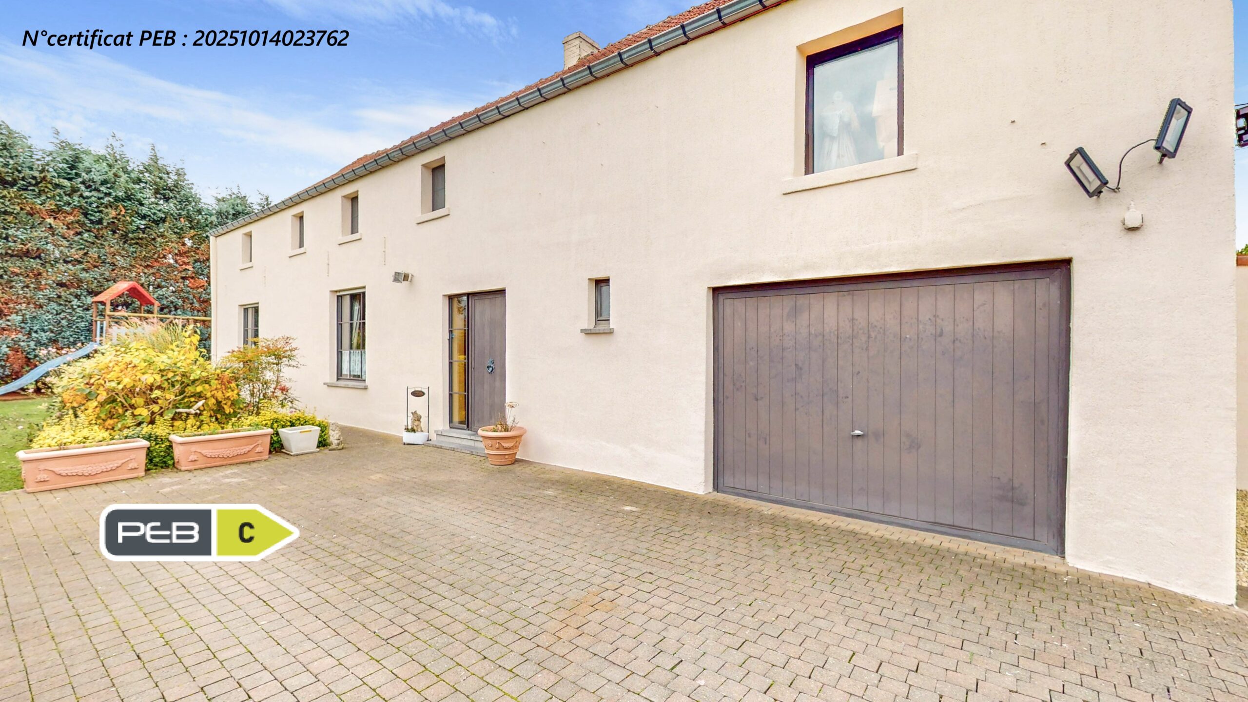 Superbe villa de style fermette 5 chambres jardin arboré, garage, carport et piscine